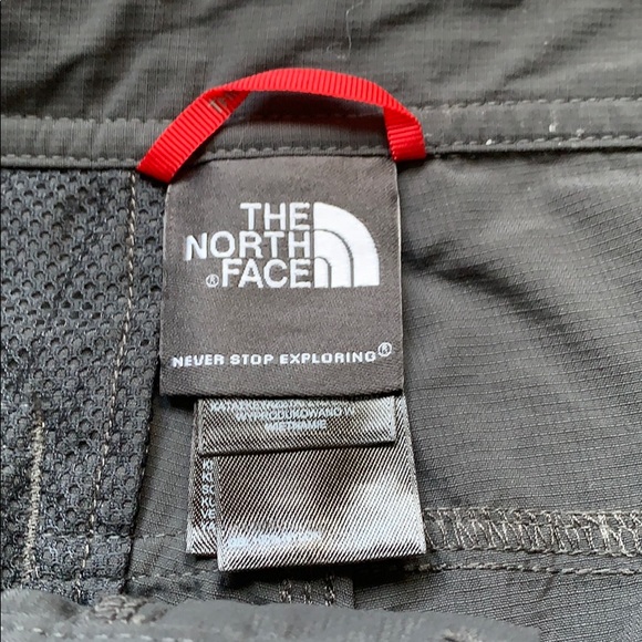 North face grey men’s shorts - Picture 3 of 4